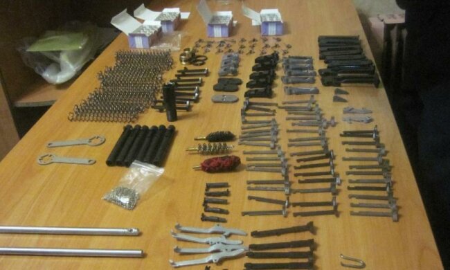 Украинец пытался перевезти из России комплектующие к оружию (видео)