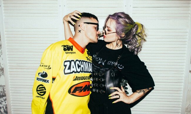 Лидер группы O.Torvald раздел на видео красотку из YUKO, фанаты неистовствуют