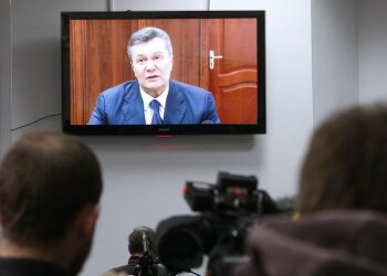 Янукович на видеосвязи, фото из свободных источников