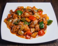 Китайская кухня: свинина в кисло-сладком соусе с ананасами