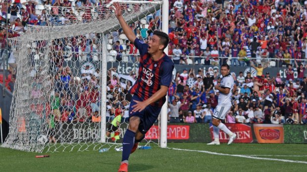 Недавно из роддома: в Парагвае забил гол необычный футболист