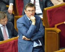 Луценко вимагає позбавити недоторканності трьох депутатів