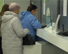 Українці в банку. Фото: скрін youtube