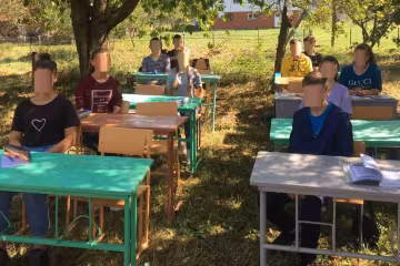 У школі на Прикарпатті наплювали на "червону зону" Зеленського і посадили дітей за парти в саду