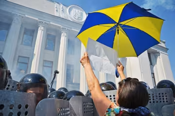 Чекають Зеленського: Верховну Раду оточив натовп киян, що відомо