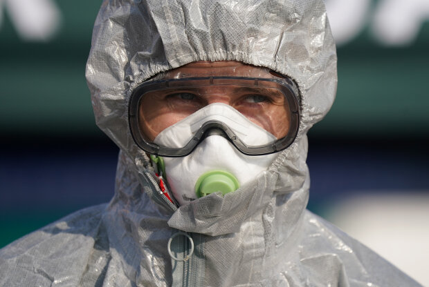 Коронавирус, защитный костюм, фото: Getty Images