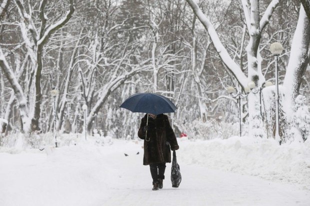 Погода на вихідні прокотить українців на скажених гойдалках: огидна жижа і крижані дощі