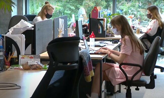 работа в офисе, скриншот из видео