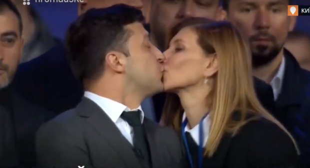 Дружина Зеленського не стримала емоцій: палкий поцілунок потрапив на відео