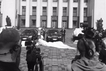 "Не прикрывайте роскошную жизнь пустыми декларациями" - активисты