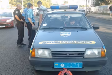 Автівка Держслужби охорони зіткнулась з позашляховиком (фото)