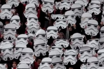 Штурмовики із "Зоряних війн" перетворилися на  футбольних фанатів (відео)