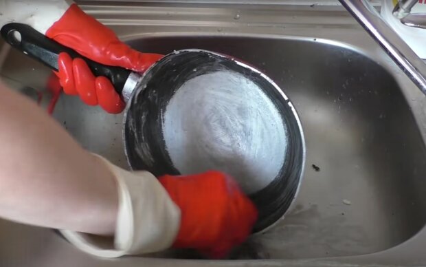 Как очистить сковородку от нагара. Фото: скрин youtube