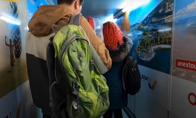 У літаку, скріншот: YouTube