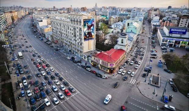 Москву парализовала пробка из черных "кубиков"