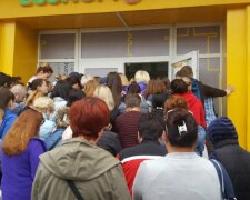 Голодные на модные тряпки украинцы устроили эпическую баталию перед секонд-хэндом: жесткие кадры