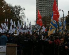 Активисты окружили резиденцию Порошенко