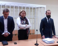 Артур Емельянов (слева) в зале суда