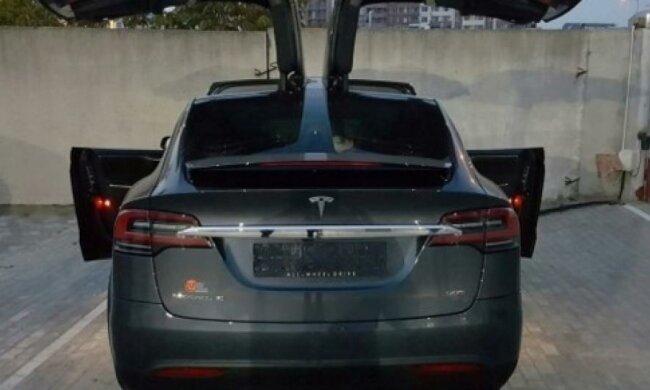 Перший Tesla Model X приїхав до України