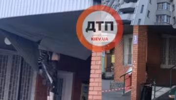 Молода киянка стрибнула з 35 поверху, очевидці ахнули: "Пробила дах прибудови"