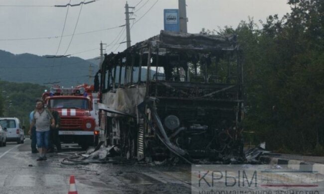 В Криму згорів дотла пасажирський автобус