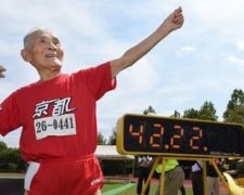 105-летний японец установил рекорд на стометровке и расплакался