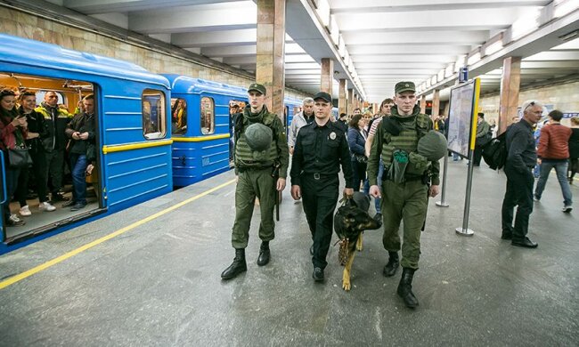 В Киеве парни спрятали наркотики в необычном месте: копы такого еще не видели