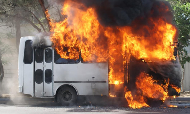 Пассажирский автобус вспыхнул прямо на ходу: жуткое ЧП потрясло Украину