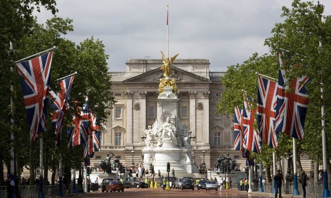 Королева у вбранні "гуцулочки" підкорила Лондон, яскраві фото