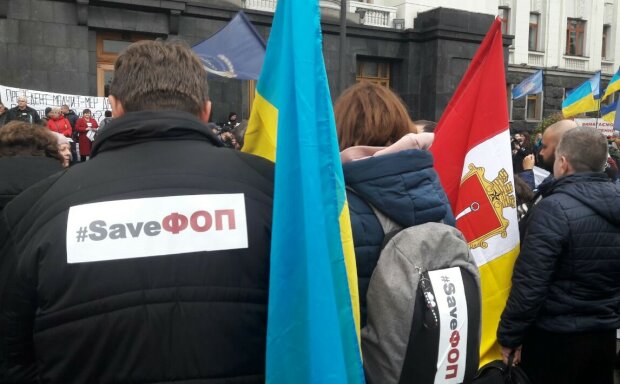 Сотни украинцев штурмуют Банковую и требуют Зеленского: фоторепортаж