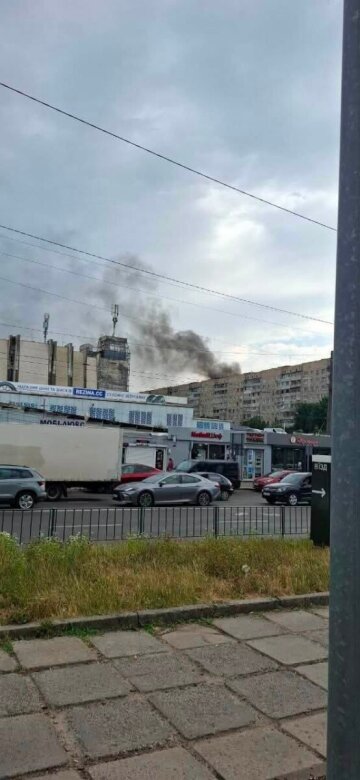 Згорілий Volvo на вулиці Володимира Великого у Львові