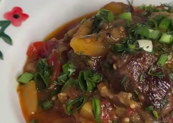 Тушеные овощи с мясом и баклажанами, кадр из видео