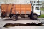 У Миколаєві сміттєвоз провалився під асфальт