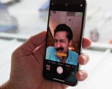 Поиздевались, как могли: iPhone X устроили жесткие испытания