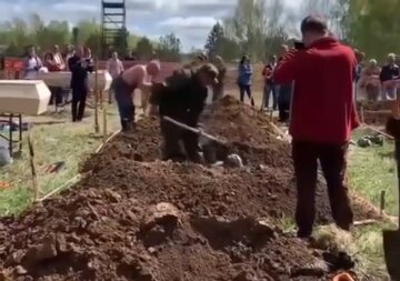 Конкурс по выкапыванию могил, скриншот с видео