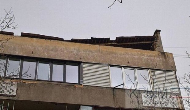 Ураганний вітер зірвав дах з багатоповерхівки в Сімферополі (фото)