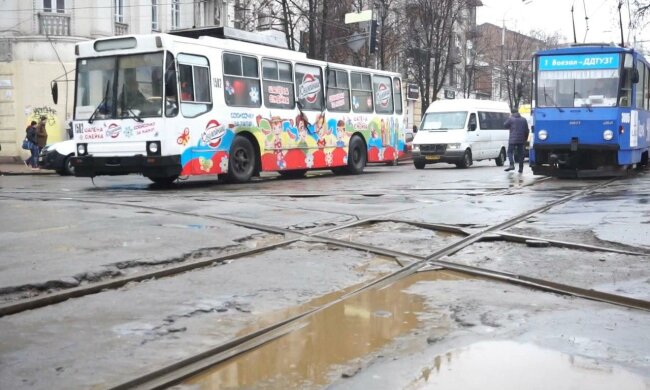 Неадекватний дніпрянин увірвався в тролейбус без маски і почав погрожувати водієві — пасажир вгамував буйного ціною своєї руки