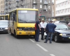 Пьяный водитель маршрутки таранил автомобили на улицах Львова