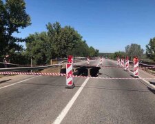 На Харьковщине мост сказал водителям "до свидания": немного "прилег отдохнуть", видео беспорядка уже в сети