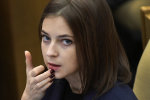 Кінь при зйомках не постраждав: Поклонська привітала росіян з Новим роком