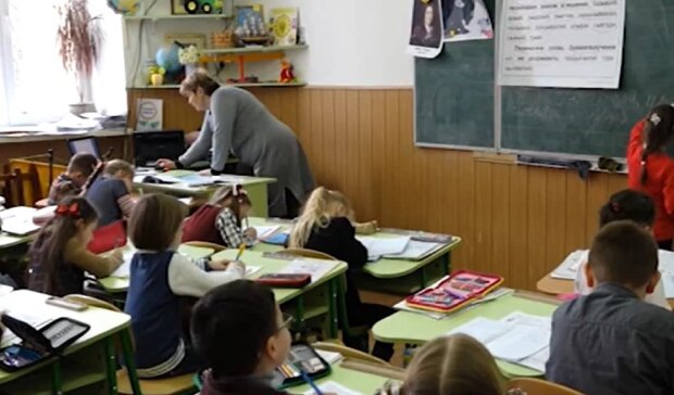 Украинским учителям повысят зарплаты в 2022 году: сколько и кому доплатят