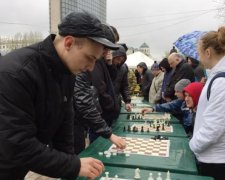 Ватажки "ДНР" заховалися від шахтарів за спинами молоді