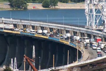 Запорожцев пересадят на паромы, в городе зреет конфликт: "Ничего не делаете"