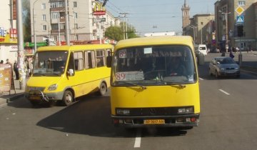 Маршрутники Запоріжжя увірвалися в будівлю міськради