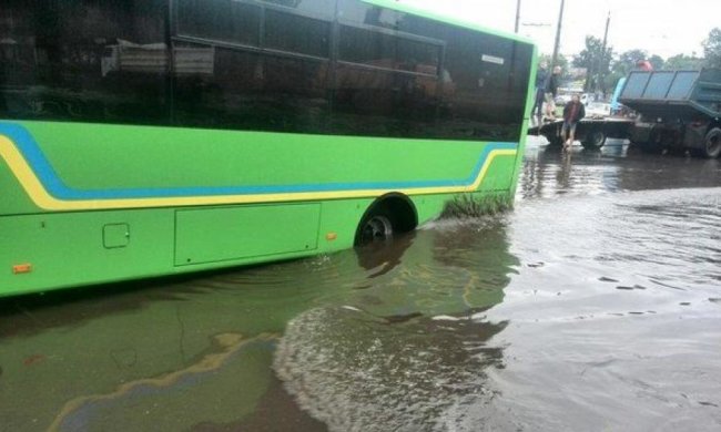 У Черкасах  дощ залив  автобуси (фото, відео)