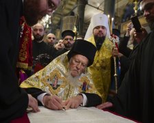В обмен на Томос: что передал Порошенко Варфоломею