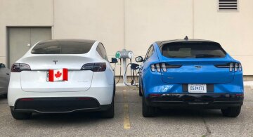 Ford Mustang Mach-E And Tesla Model Y, скриншот