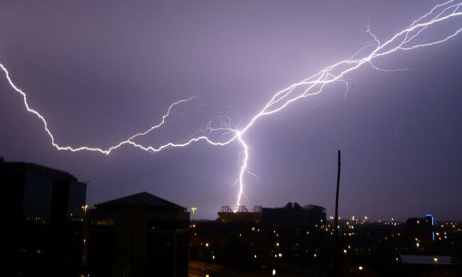 Пекельна блискавка зірвала матч "Манчестер Сіті"