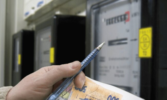 Людина з платіжками і грошима в руках