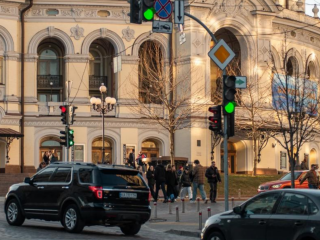 Украинцы, авто, светофор, фото из соцсетей